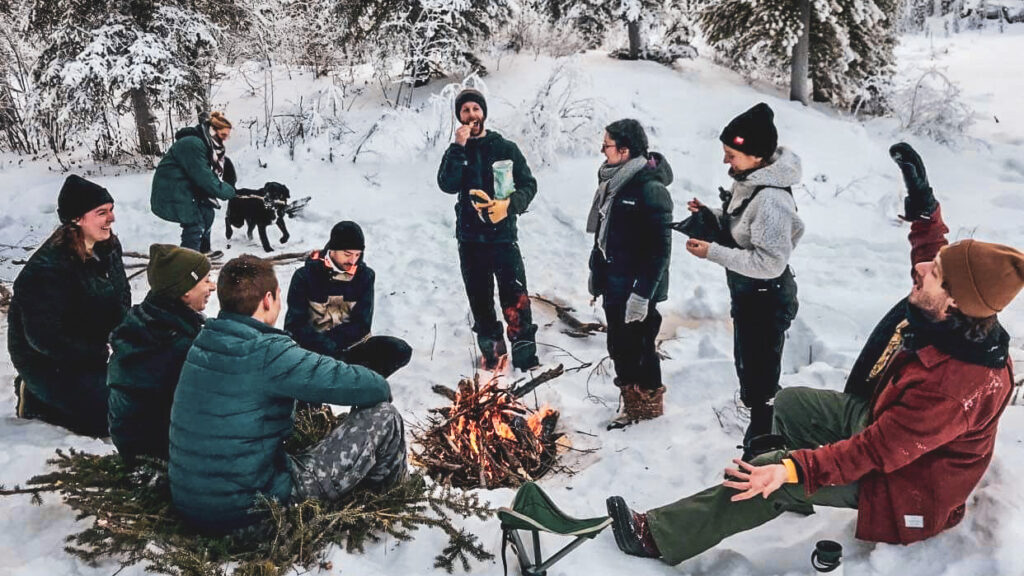 Réunion autour du feu en hiver