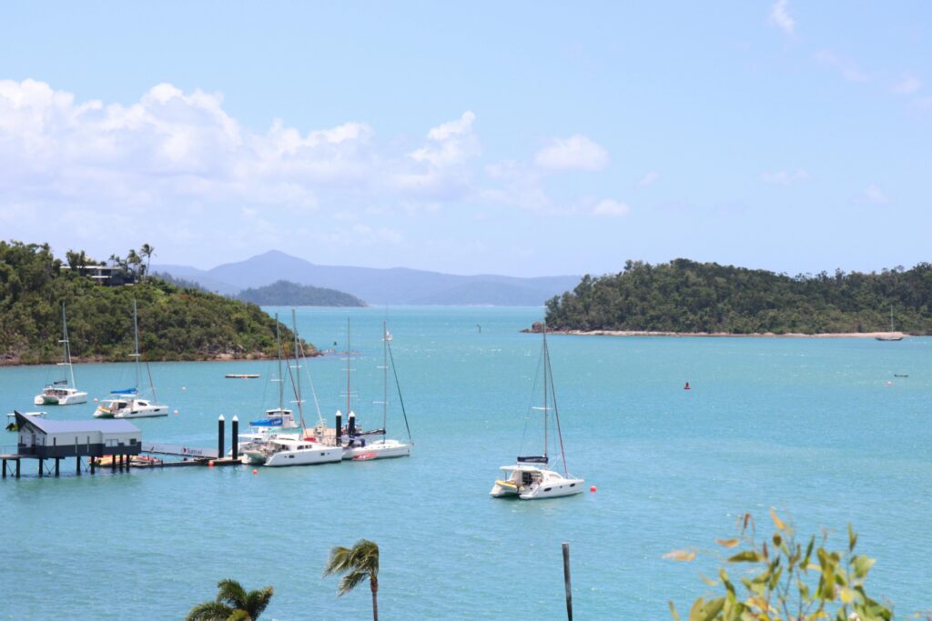 Voiliers et catamarans amarrés dans les eaux turquoise d’Hamilton Island aux Whitsundays, Australie.