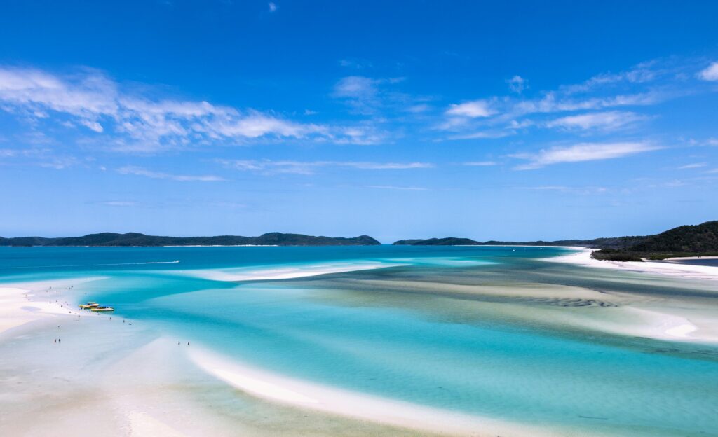 Vue aérienne de Whitehaven Beach et Hill Inlet aux Whitsundays en Australie, avec sable blanc et eaux turquoise spectaculaires.