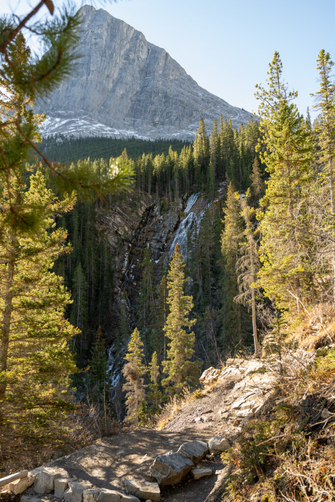 Les cascades dans les rocheuses canadiennes.