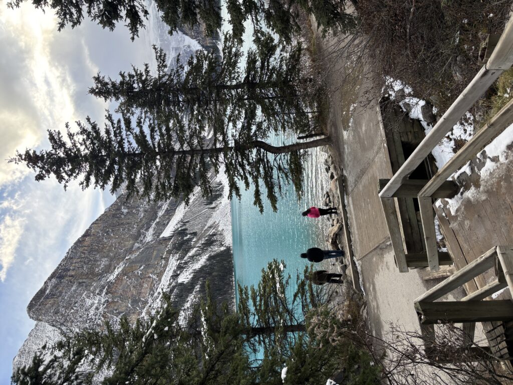 Le lac louise depuis le Lakeshore Trail