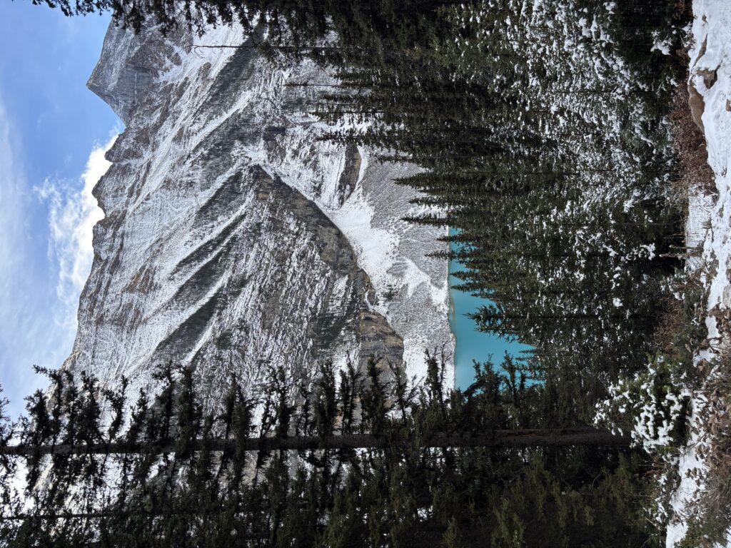 Le lac louise à travers la montagne